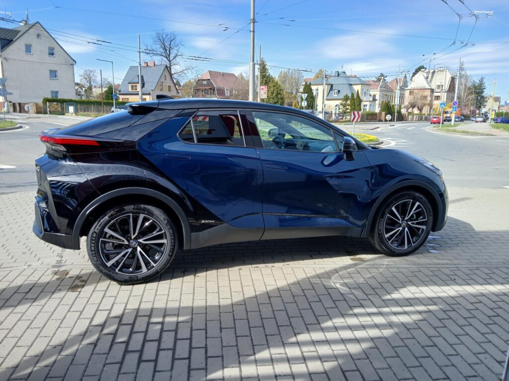 Toyota C-HR  2.0 HEV Executive Premiere Edition 4x4 + ZIMNÍ KOMPLETY ZDARMA