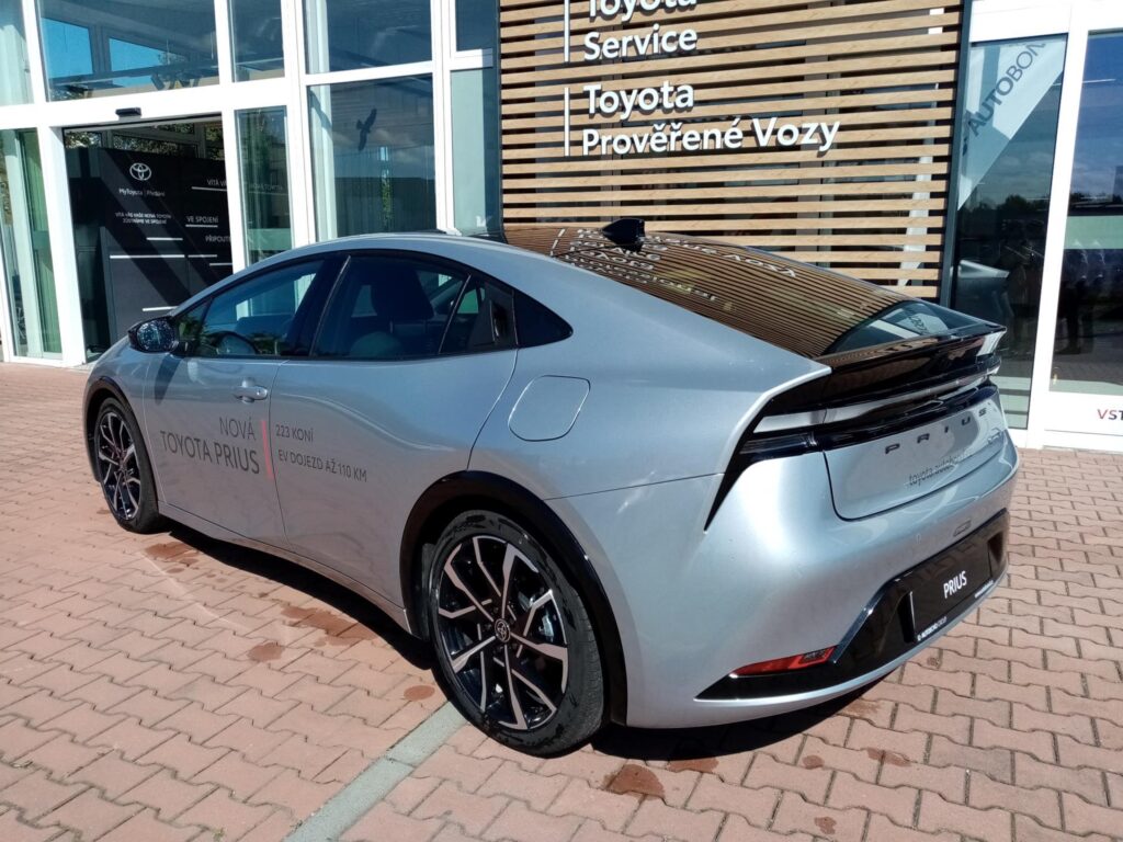 Toyota Prius  2,0 PLUG-IN  HYBRID PRESTIGE + SKYVIEW