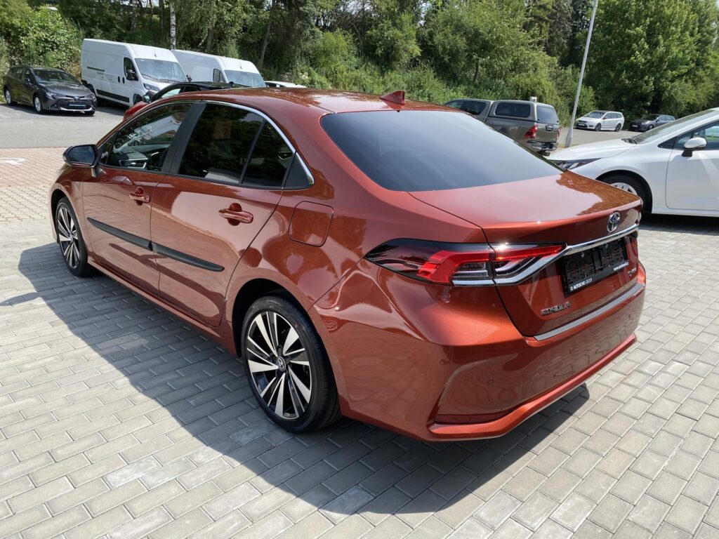 Toyota Corolla  1.8 HEV STYLE + zimní kola