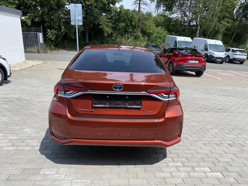 Toyota Corolla  1.8 HEV STYLE + zimní kola