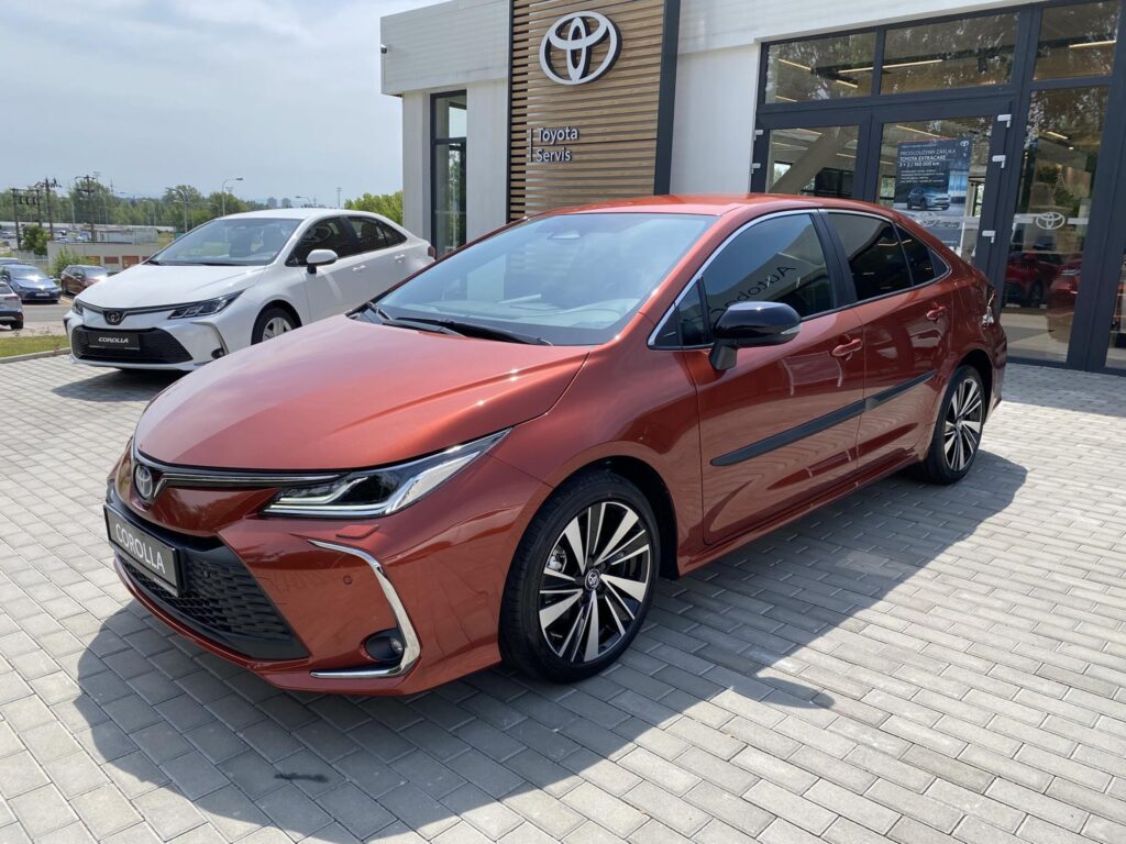 Toyota Corolla  1.8 HEV STYLE + zimní kola