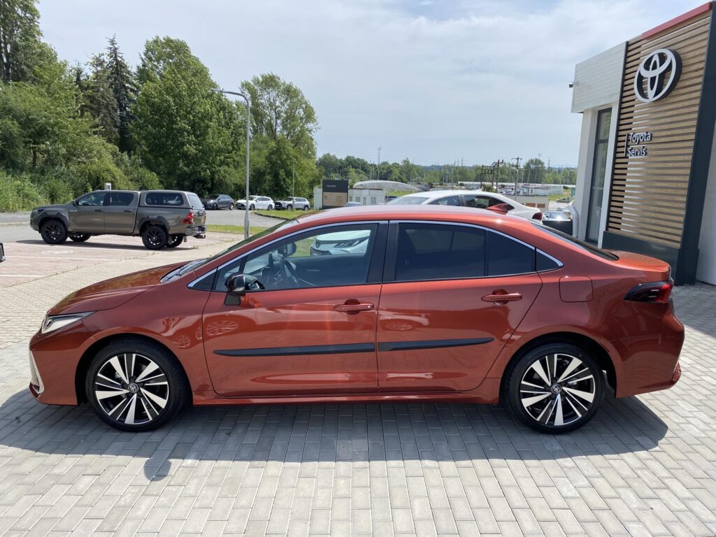 Toyota Corolla  1.8 HEV STYLE + zimní kola