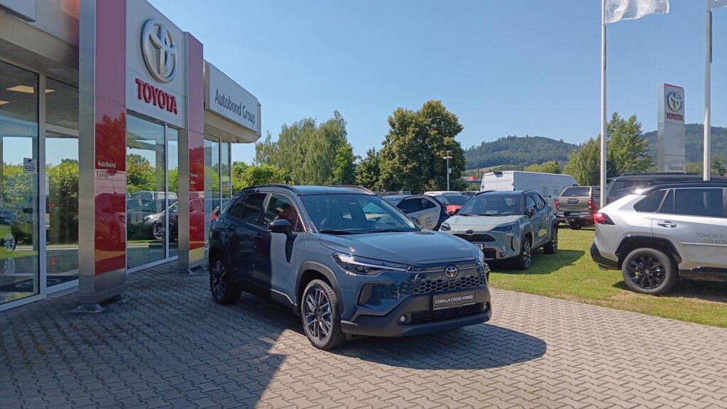 Toyota Corolla Cross  2.0L HEV  - EXECUTIVE, SKYVIEW -  se zimními sety ZDARMA