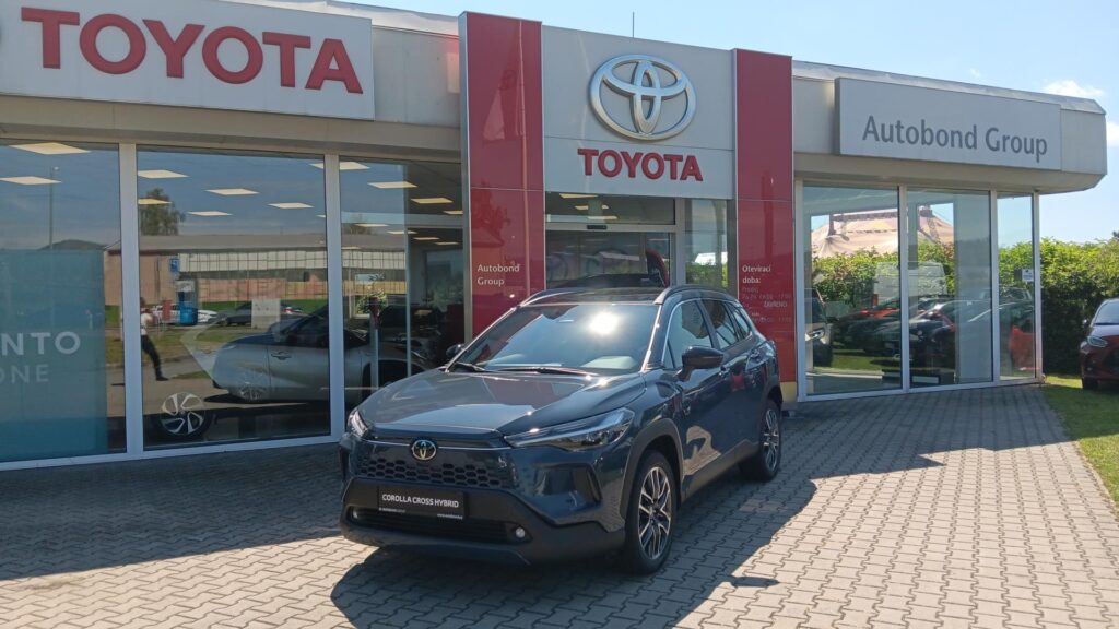 Toyota Corolla Cross  2.0L HEV  - EXECUTIVE, SKYVIEW -  se zimními sety ZDARMA