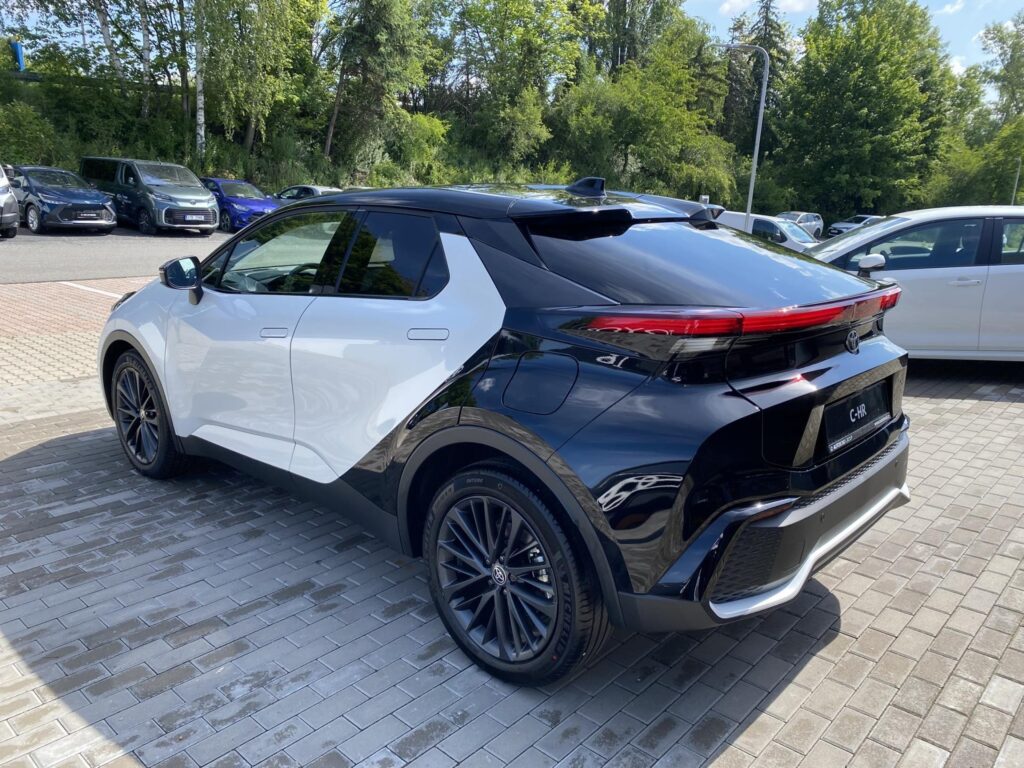 Toyota C-HR  2.0 HEV Tokyo Edition + zimní kola