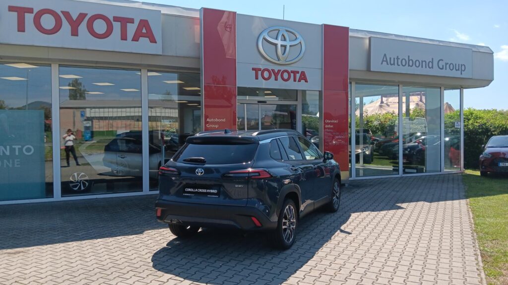 Toyota Corolla Cross  2.0L HEV  - EXECUTIVE, SKYVIEW -  se zimními sety ZDARMA