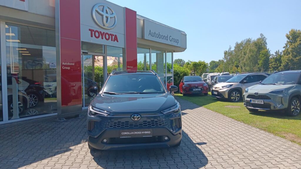 Toyota Corolla Cross  2.0L HEV  - EXECUTIVE, SKYVIEW -  se zimními sety ZDARMA