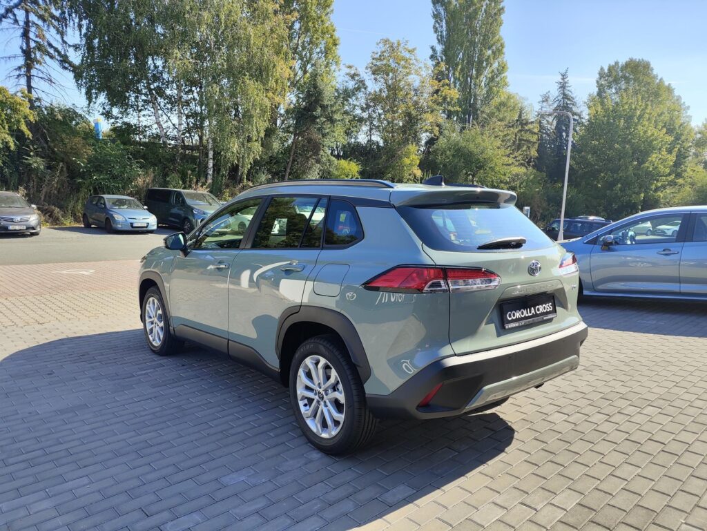 Toyota Corolla Cross  1.8 HEV Comfort Business + zimní kola