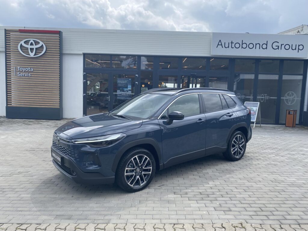 Toyota Corolla Cross  2.0 HEV Executive Skywiev + zimní kola