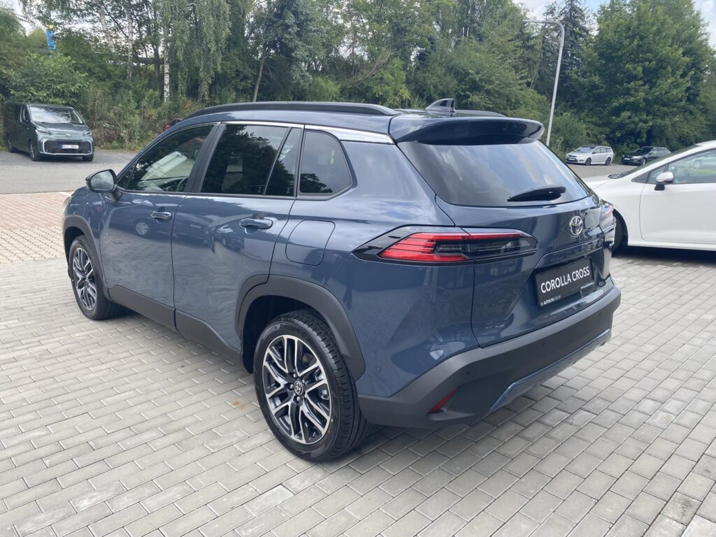 Toyota Corolla Cross  2.0 HEV Executive Skywiev + zimní kola