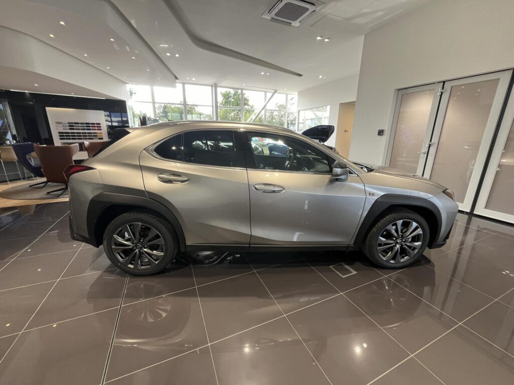 Lexus UX 300h  F SPORT DESIGN