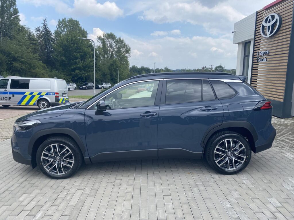 Toyota Corolla Cross  2.0 HEV Executive Skywiev + zimní kola