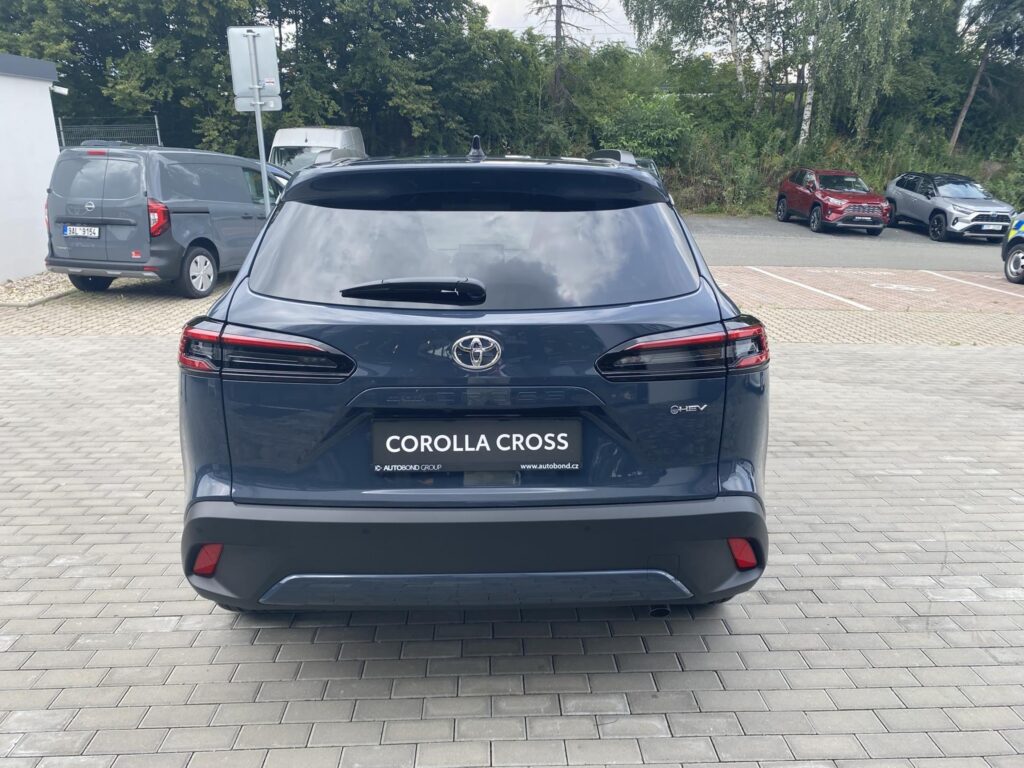 Toyota Corolla Cross  2.0 HEV Executive Skywiev + zimní kola