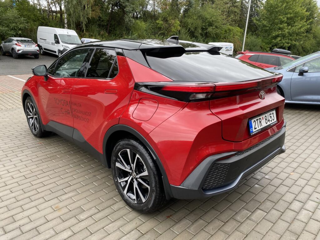 Toyota C-HR  1.8 HEV Style + zimní pneu