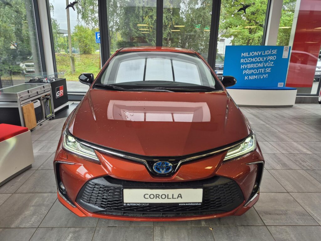 Toyota Corolla  Style 1,8 Hybrid (140 k) ZIMNÍ PNEUMATIKY ZDARMA!