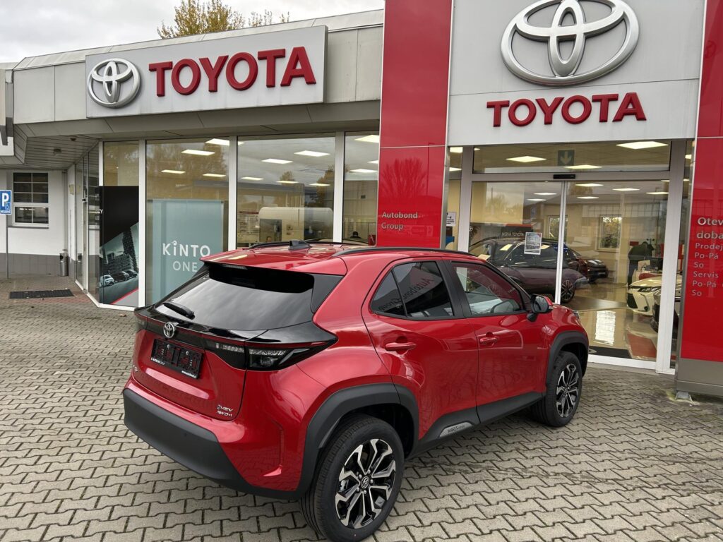 Toyota Yaris Cross  1.5 HEV 4X4 STYLE Možnost zimní komplety zdarma.