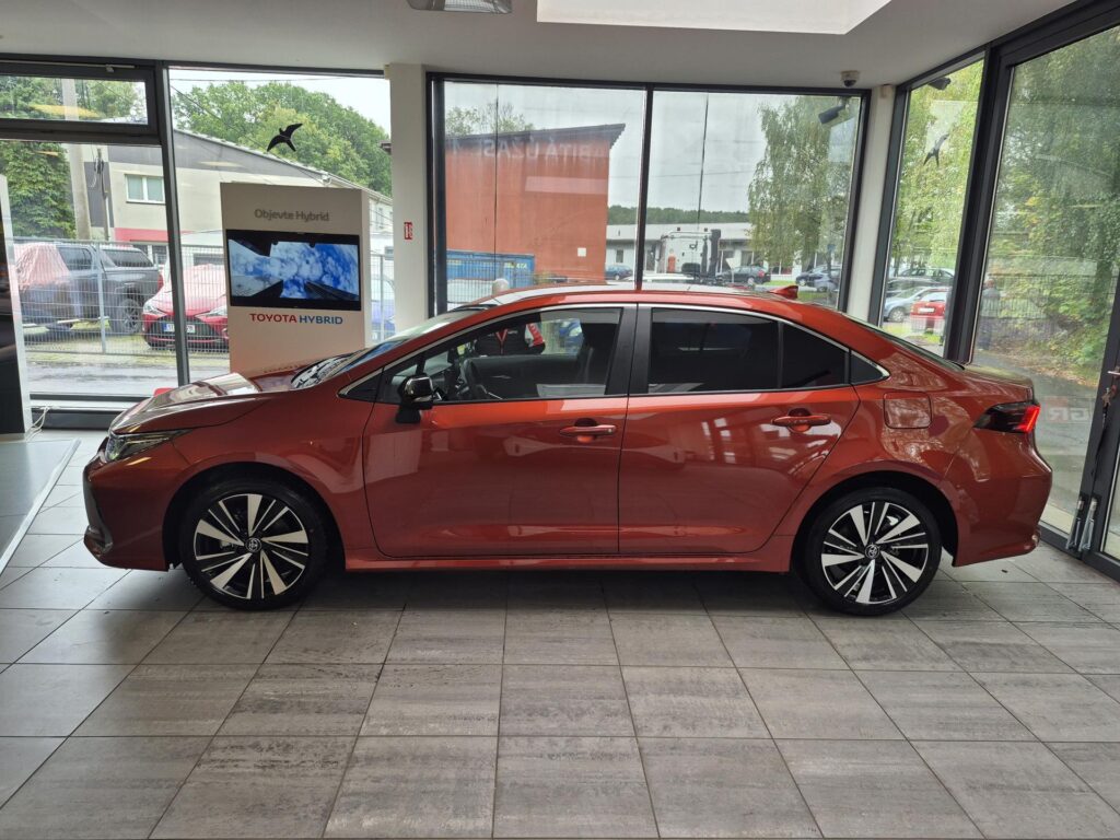 Toyota Corolla  Style 1,8 Hybrid (140 k) ZIMNÍ PNEUMATIKY ZDARMA!