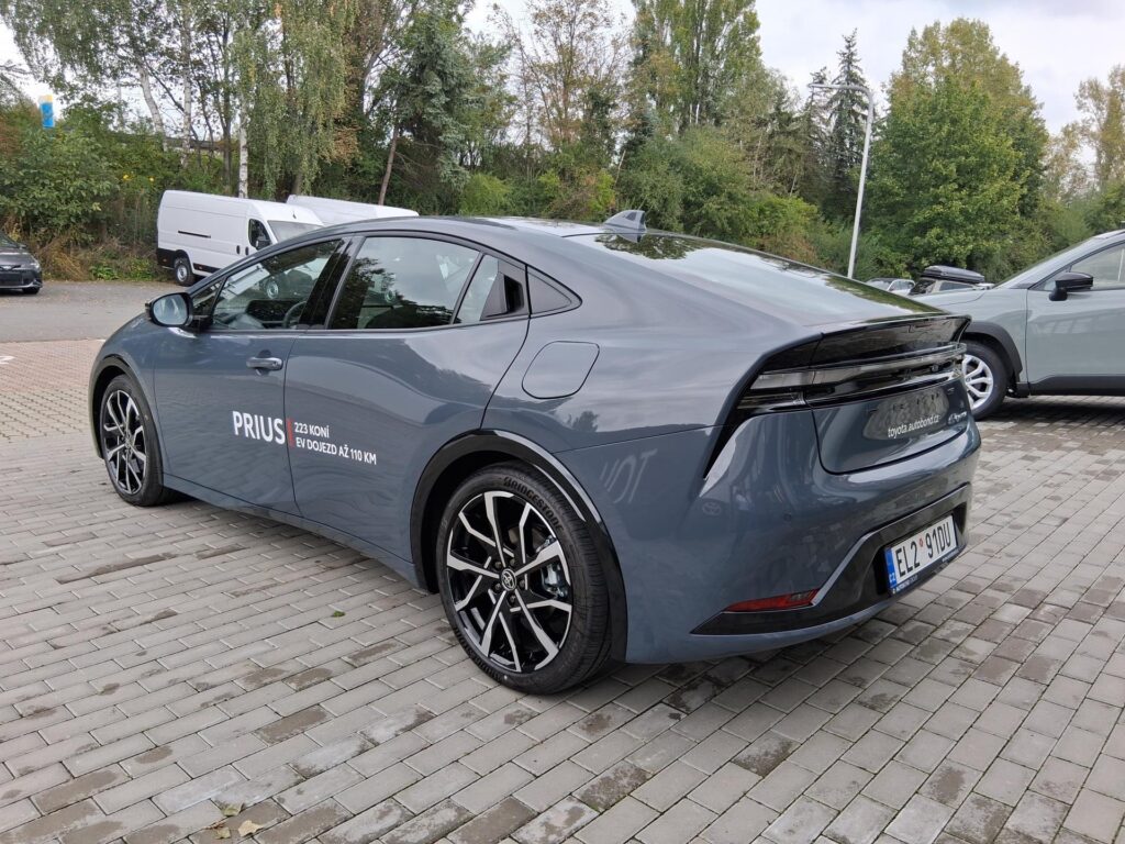 Toyota Prius  2.0L PHEV Prestige + zimní pneu