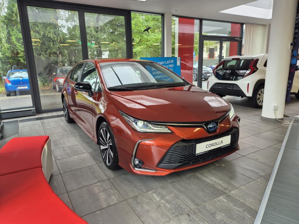 Toyota Corolla  Style 1,8 Hybrid (140 k) ZIMNÍ PNEUMATIKY ZDARMA!