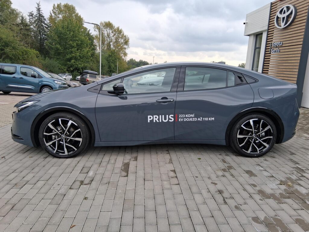Toyota Prius  2.0L PHEV Prestige + zimní pneu