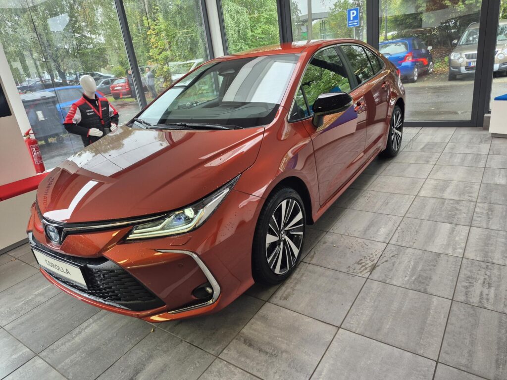 Toyota Corolla  Style 1,8 Hybrid (140 k) ZIMNÍ PNEUMATIKY ZDARMA!