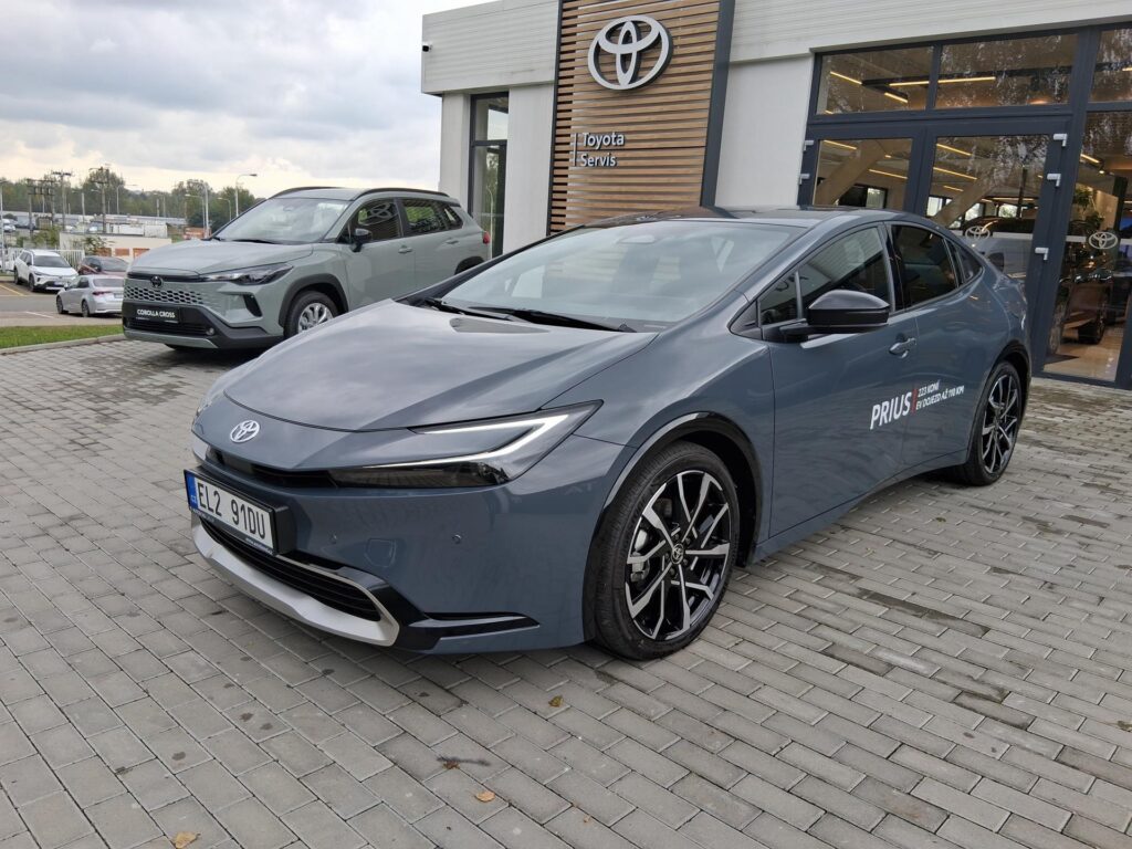 Toyota Prius  2.0L PHEV Prestige + zimní pneu