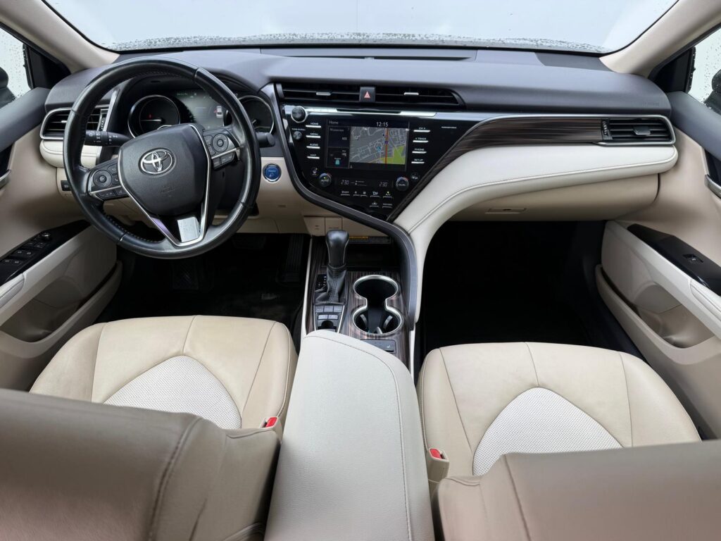 Toyota Camry  2.5 e-CVT HSD Executive