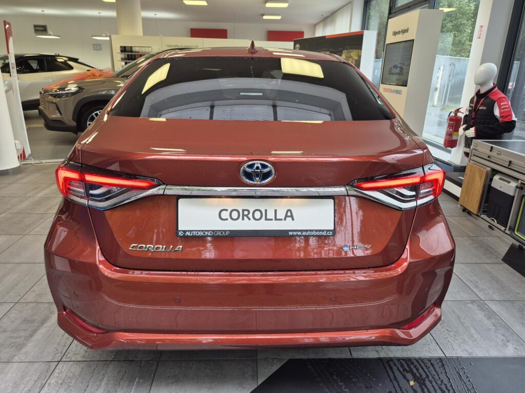 Toyota Corolla  Style 1,8 Hybrid (140 k) ZIMNÍ PNEUMATIKY ZDARMA!