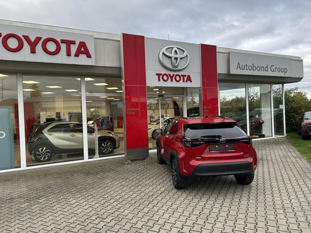 Toyota Yaris Cross  1.5 HEV 4X4 STYLE Možnost zimní komplety zdarma.