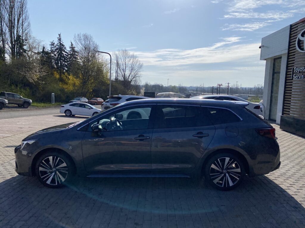 Toyota Corolla  1.8 HEV STYLE + zimní kola