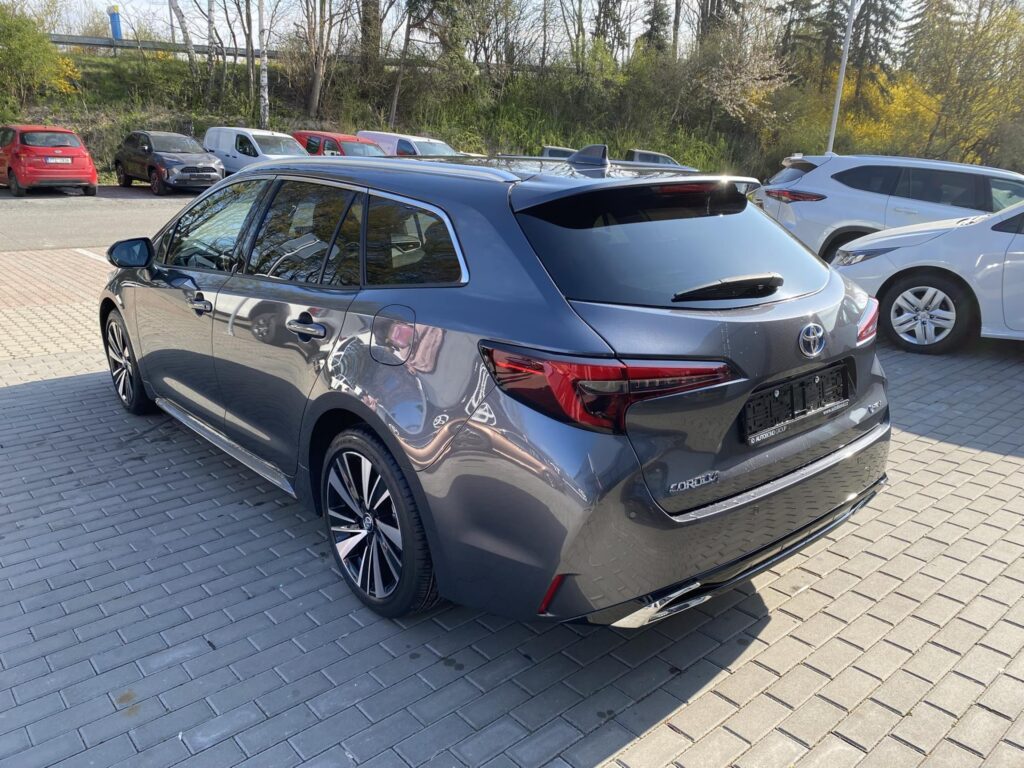 Toyota Corolla  1.8 HEV STYLE + zimní kola