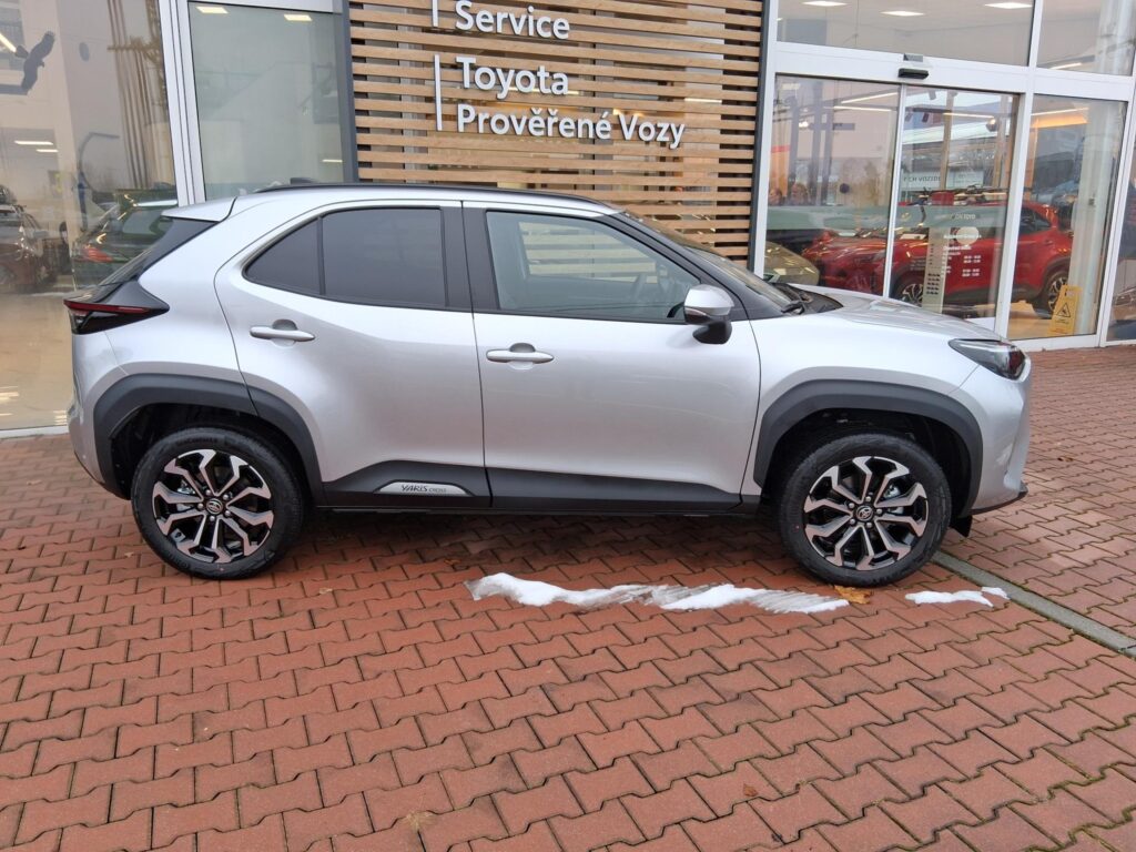 Toyota Yaris Cross  1,5 HEV 4X4 130K STYLE + TAŽNÉ ZAŘÍZENÍ
