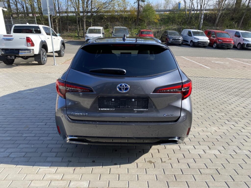 Toyota Corolla  1.8 HEV STYLE + zimní kola