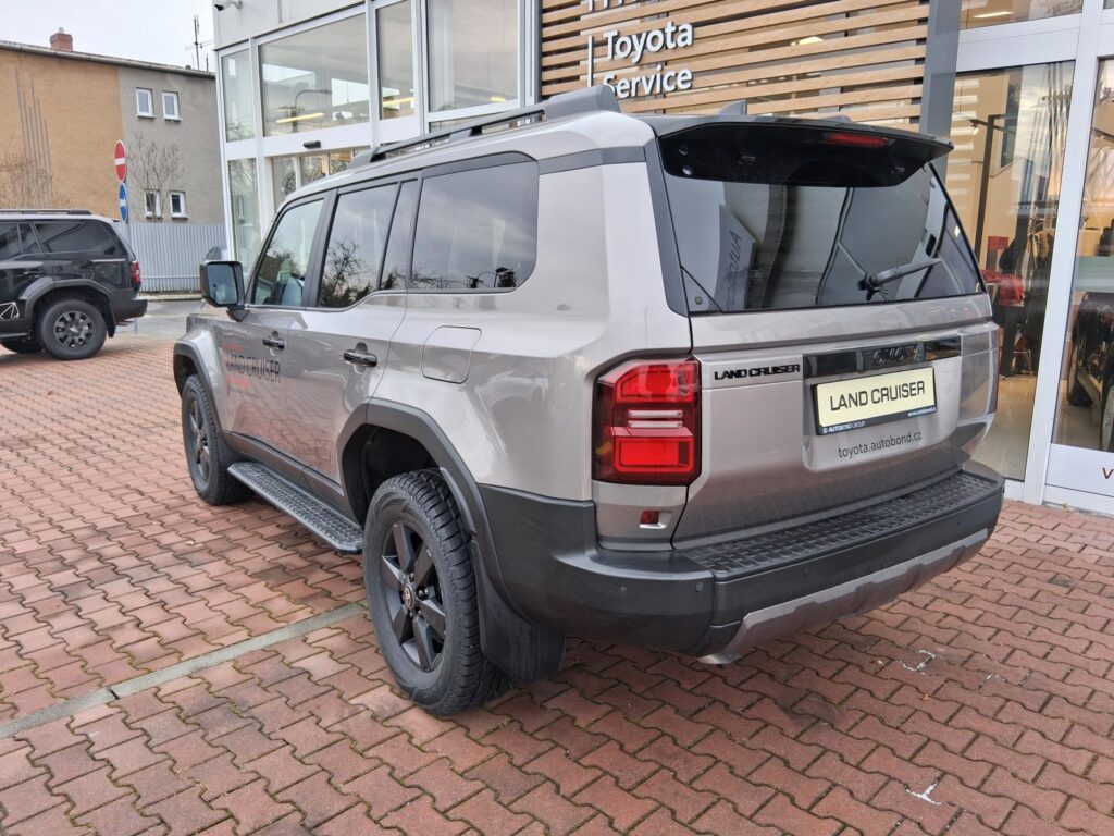 Toyota Land Cruiser  2,8D 4X4 EXECUTIVE + PRODLOUŽENA ZÁRUKA + ZIMNÍ KOMPLETY