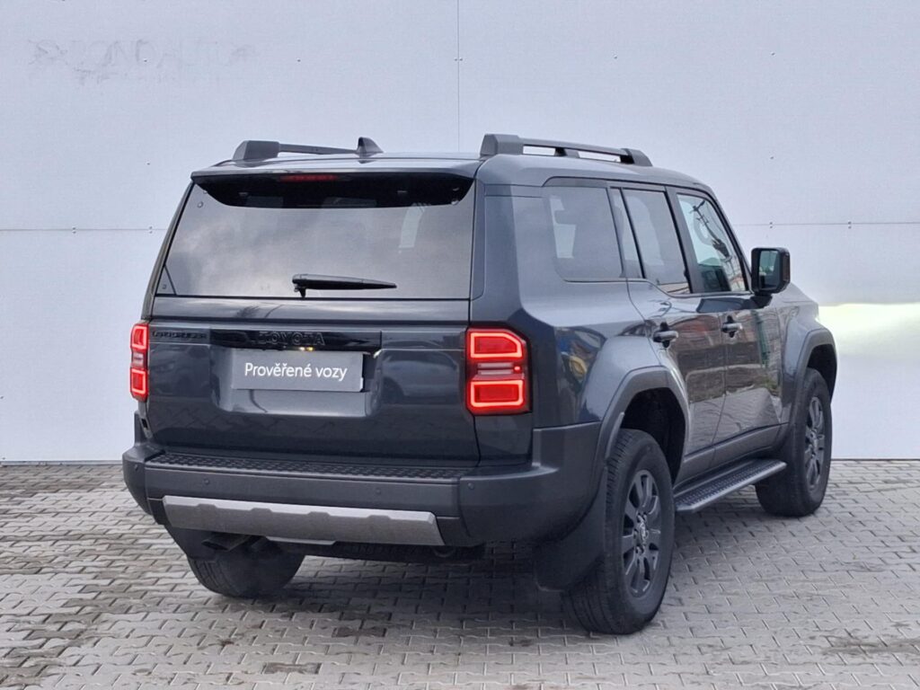 Toyota Land Cruiser  2.8 D-4D 6AT Invincible