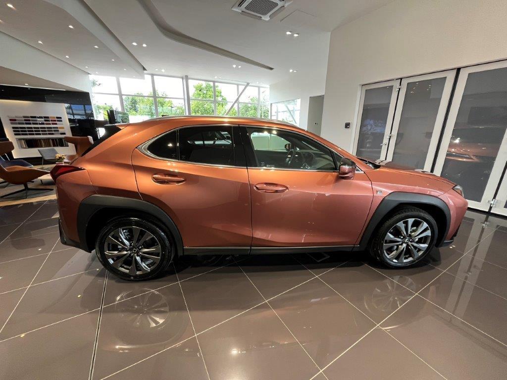 Lexus UX 300h  F SPORT DESIGN