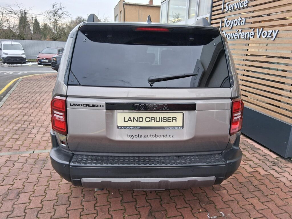 Toyota Land Cruiser  2,8D 4X4 EXECUTIVE + PRODLOUŽENA ZÁRUKA + ZIMNÍ KOMPLETY
