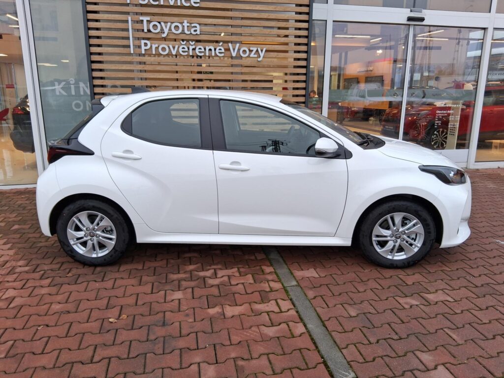 Toyota Yaris  1,5 HEV 116K COMFORT + ZIMNÍ KOMPLETY ZDARMA