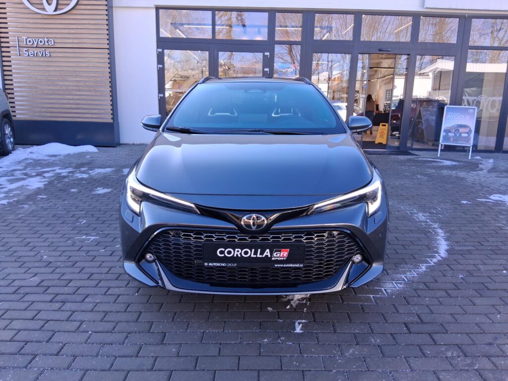 Toyota Corolla  2.0 HEV GR SPORT + zimní kola