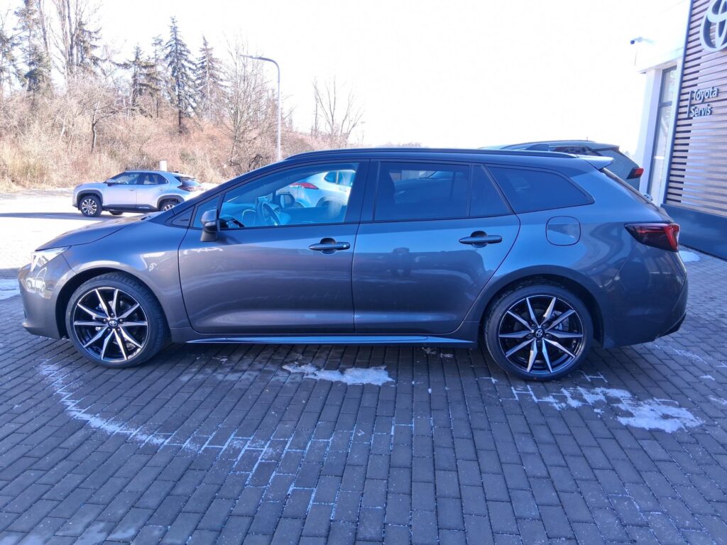 Toyota Corolla  2.0 HEV GR SPORT + zimní kola