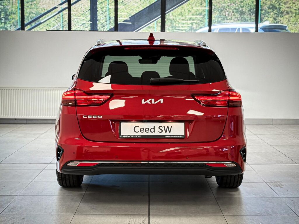 KIA Ceed  SW TOP 1,5 T-GDi 7DCT (2025)