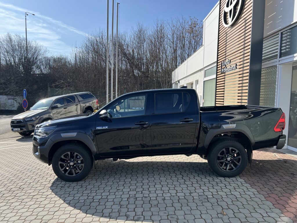 Toyota Hilux  2.8D 6AT Invincible 4x4 + tažné zařízení