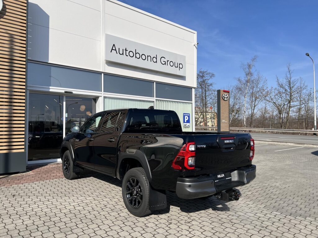 Toyota Hilux  2.8D 6AT Invincible 4x4 + tažné zařízení