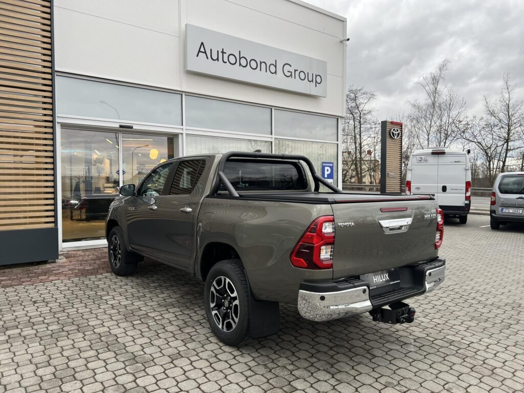 Toyota Hilux  2.8D 6AT Executive 4×4 + tažné + roleta