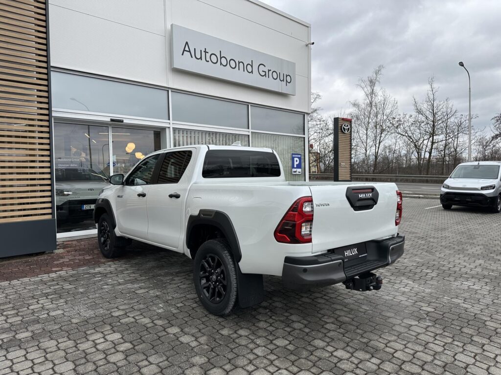 Toyota Hilux  2.8D 6AT Invincible 4x4 + tažné zařízení