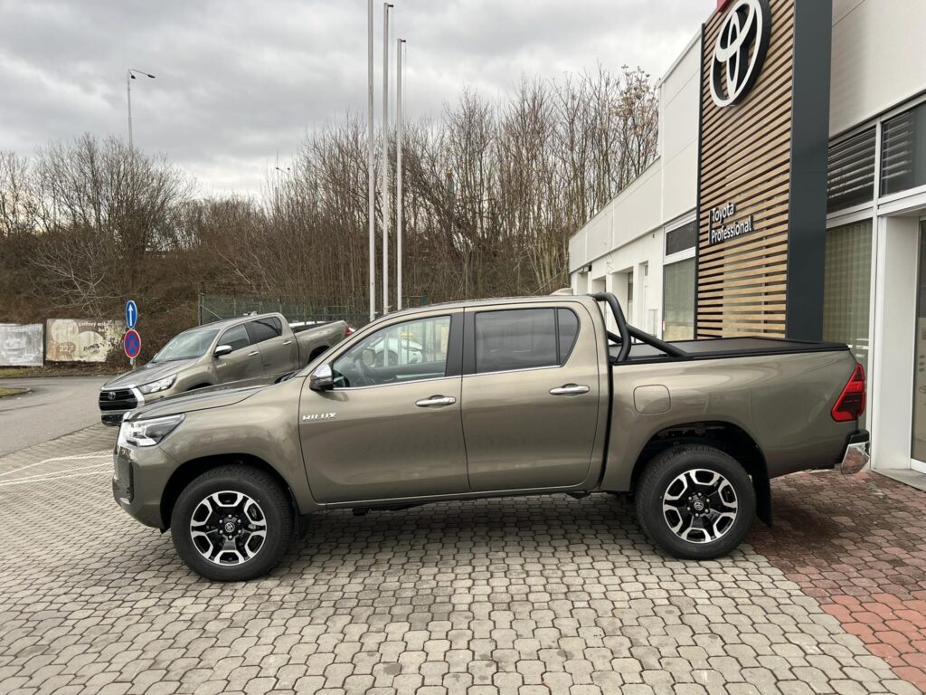 Toyota Hilux  2.8D 6AT Executive 4×4 + tažné + roleta