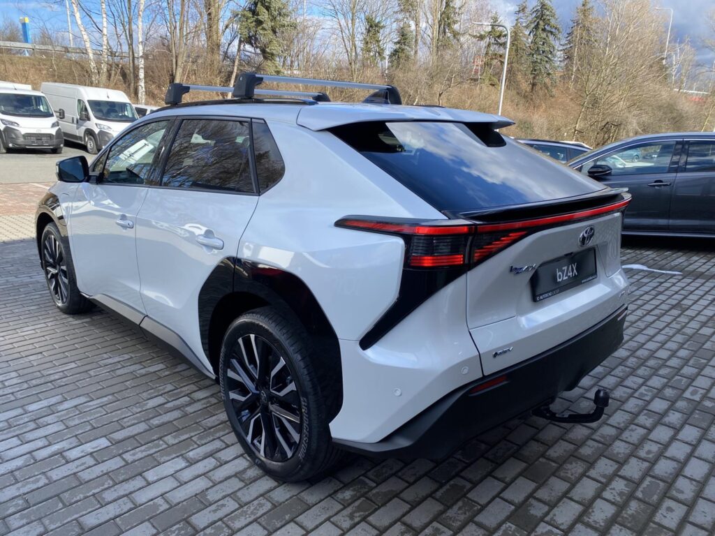 Toyota bZ4X  4x4 343k Executive + tažné zař.