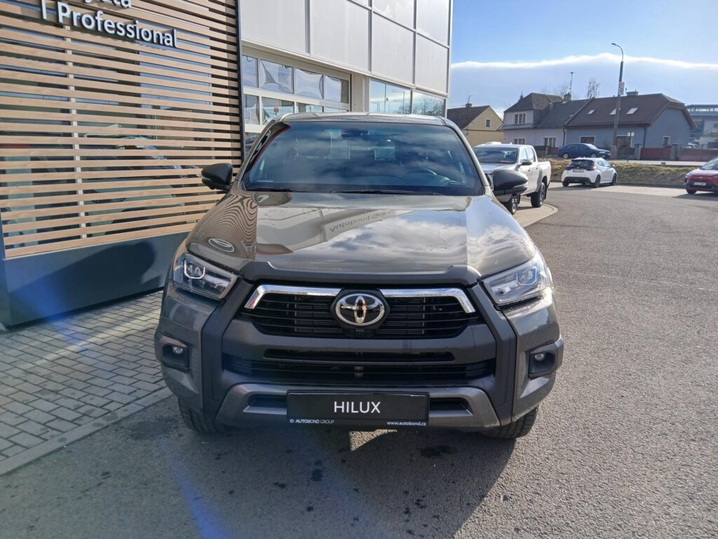 Toyota Hilux  2.8 D 6st. AT Invincible