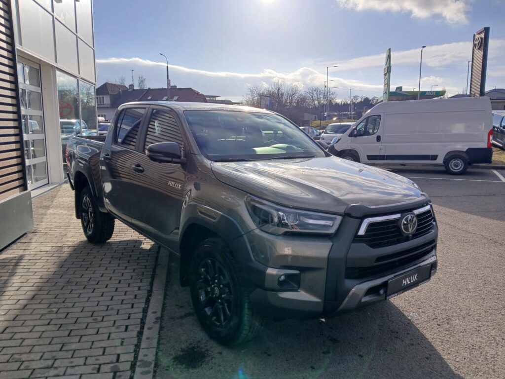 Toyota Hilux  2.8 D 6st. AT Invincible