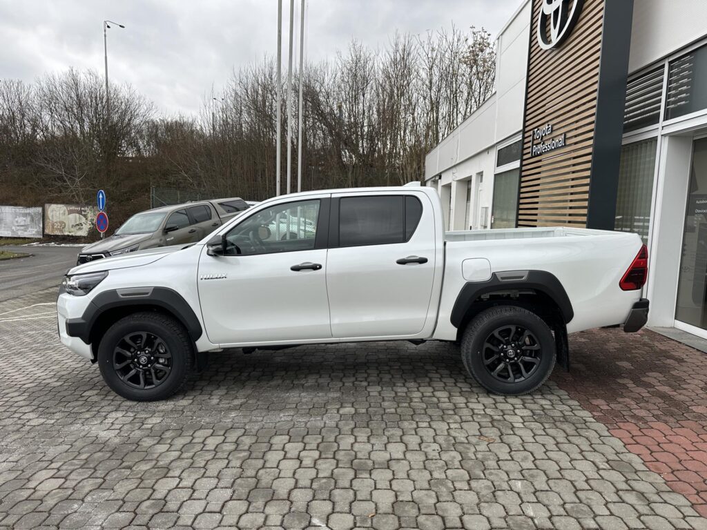 Toyota Hilux  2.8D 6AT Invincible 4x4 + tažné zařízení